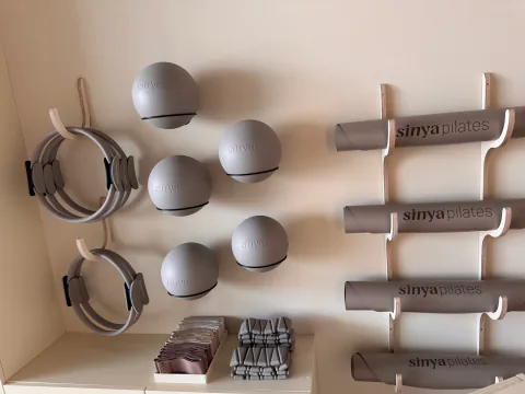 Ściana z akcesoriami do pilatesu