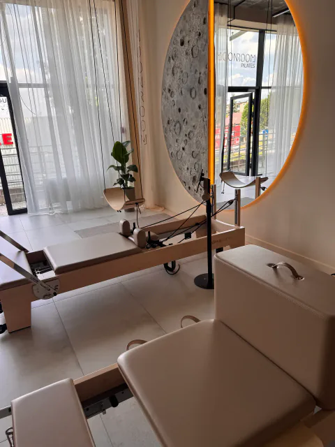 Reformer z tabletem przy oknie